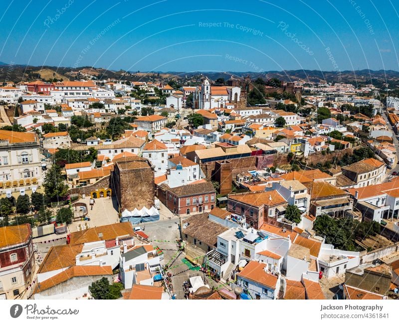 Luftaufnahme von Silves mit maurischer Burg und historischer Kathedrale, Portugal silves Algarve Antenne Architektur orange weiß gewaschen Top Stadtbild
