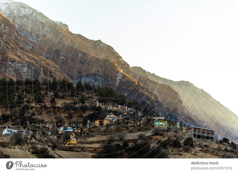 Kleines Dorf in bergigem Terrain Berge u. Gebirge Wohnsiedlung Hochland Morgen Sonnenaufgang Berghang wohnbedingt felsig Landschaft Himalaya Nepal verweilen