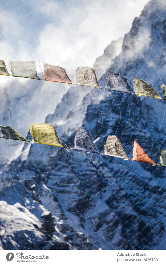 Bunte Gebetsfahnen in verschneiten Bergen Fahne Berge u. Gebirge buddhistisch Reihe farbenfroh Hochland Schnee Winter Felsen Himalaya Nepal Tradition Ambitus