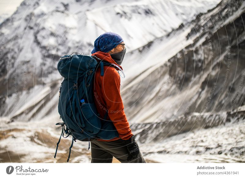 Reisender Mann mit Rucksack in verschneiten Bergen stehend Winter Berge u. Gebirge Schnee Wanderer reisen Hochland Abenteuer Trekking männlich Himalaya Nepal