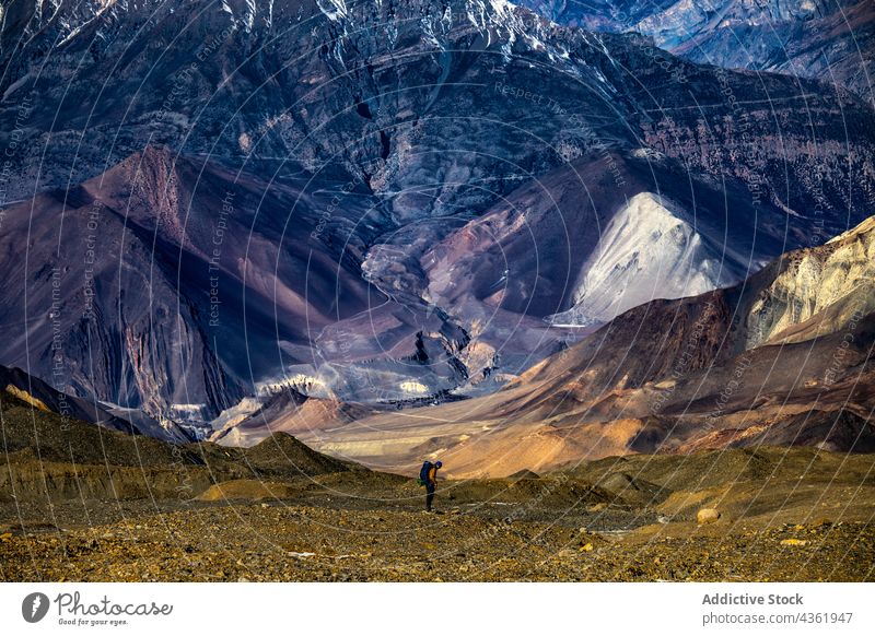 Fernansicht eines Reisenden in einem Gebirgstal Reisender Berge u. Gebirge Tal Wanderer Hochland Trekking Ambitus felsig reisen Wanderung Himalaya Nepal Umwelt