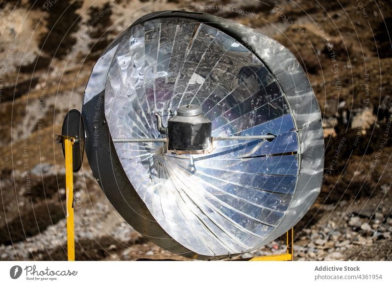 Wasserkocher auf Solarkocher in den Bergen solar Kocher Berge u. Gebirge Wasserkessel Hochland alternativ sonnig Energie Panel Erneuerung Himalaya Nepal Metall