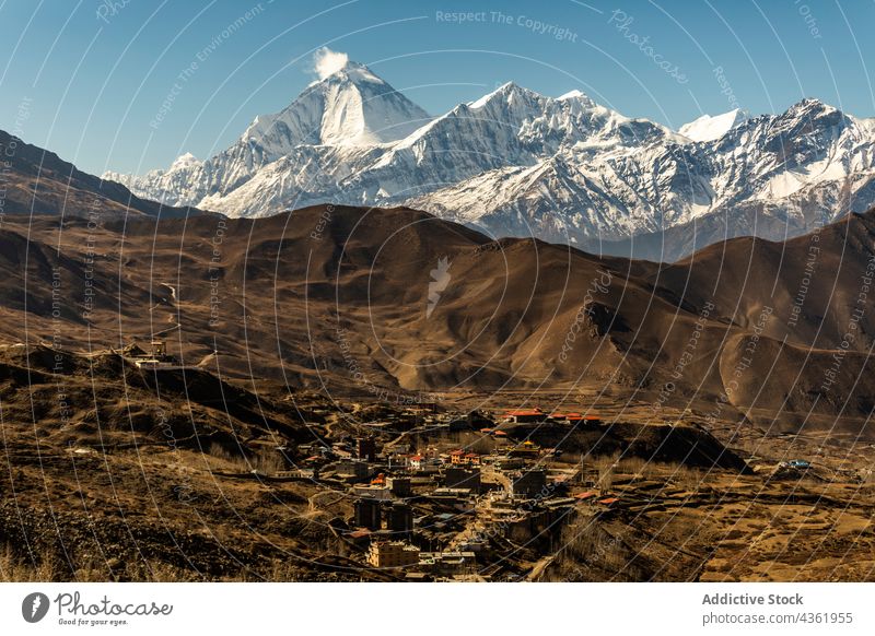 Kleine Siedlung in einem Gebirgstal an einem sonnigen Tag Dorf Berge u. Gebirge Ambitus Tal Wohnsiedlung Gebäude Landschaft Haus Hochland Himalaya Nepal