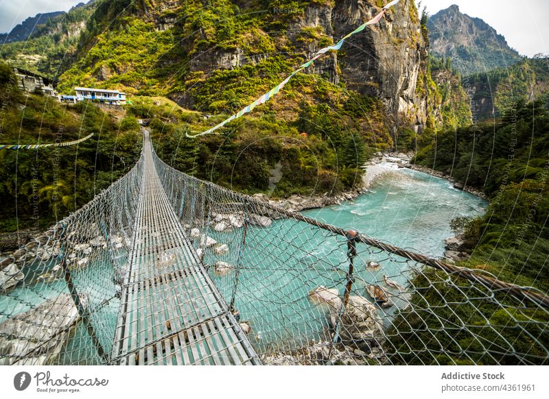 Hängebrücke über einen Fluss in den Bergen Suspension Brücke Berge u. Gebirge Steg Hochland Landschaft Örtlichkeit Metall Himalaya Nepal Konstruktion Natur