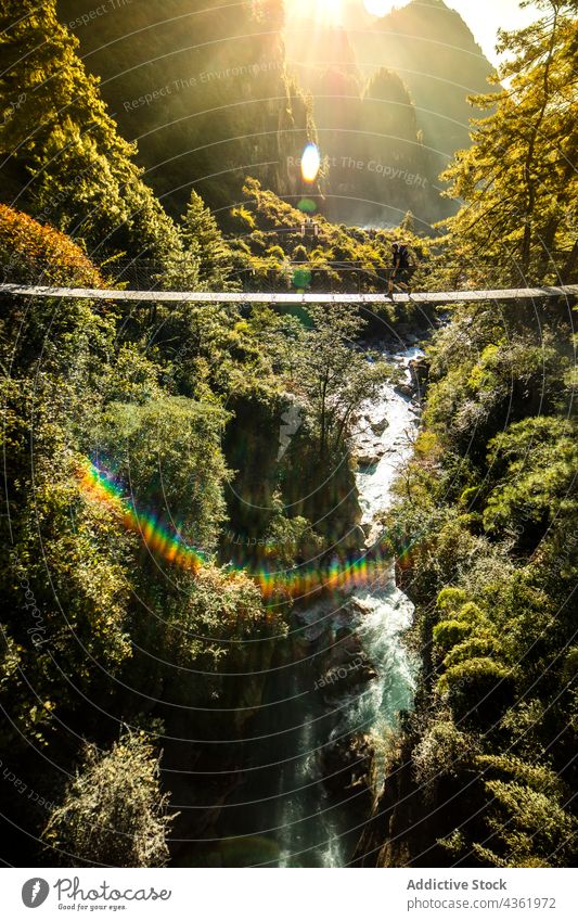 Reisende auf einer Hängebrücke über einen Fluss in den Bergen Reisender Suspension Brücke Berge u. Gebirge Steg reisen erkunden Hochland Spaziergang Himalaya