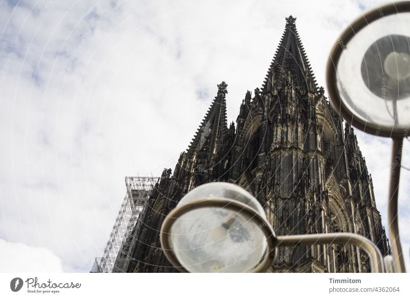 Neulich in Köln...Dom...neugierige Lampen Kölner Dom Baustelle Sehenswürdigkeit Stadtzentrum Lampenschirm Architektur Bauwerk Himmel Wolken