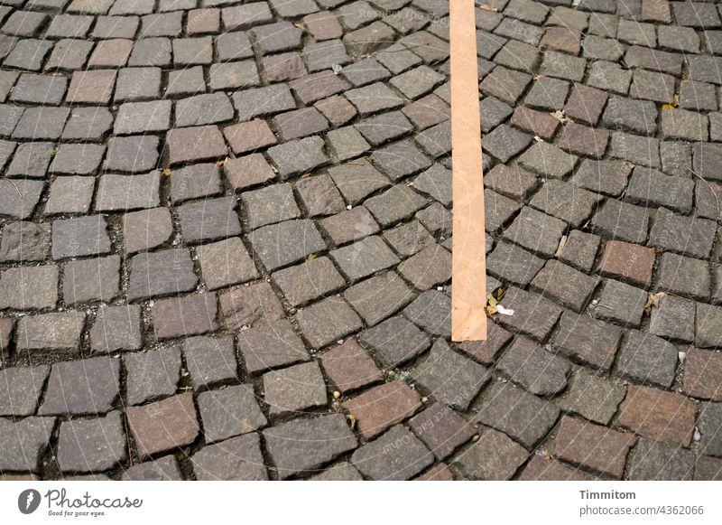 Neulich in Köln...plötzlich eine Linie! Begrenzung Pflastersteine Platz Menschenleer Stein Strukturen & Formen Markierung Wege & Pfade