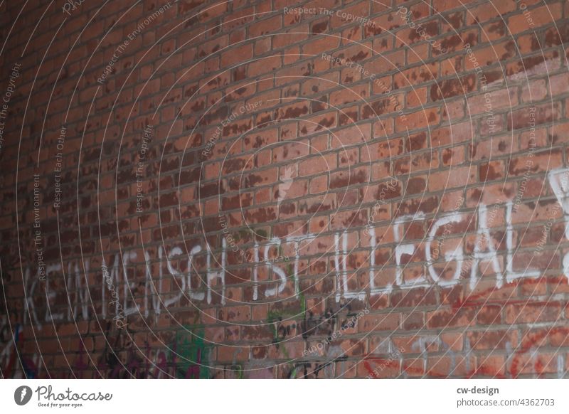 KEIN MENSCH IST ILLEGAL - gezeichnet & gemalt Menschen Graffiti illegal Schriftzeichen Buchstaben Außenaufnahme Jugendkultur Menschenleer Straßenkunst