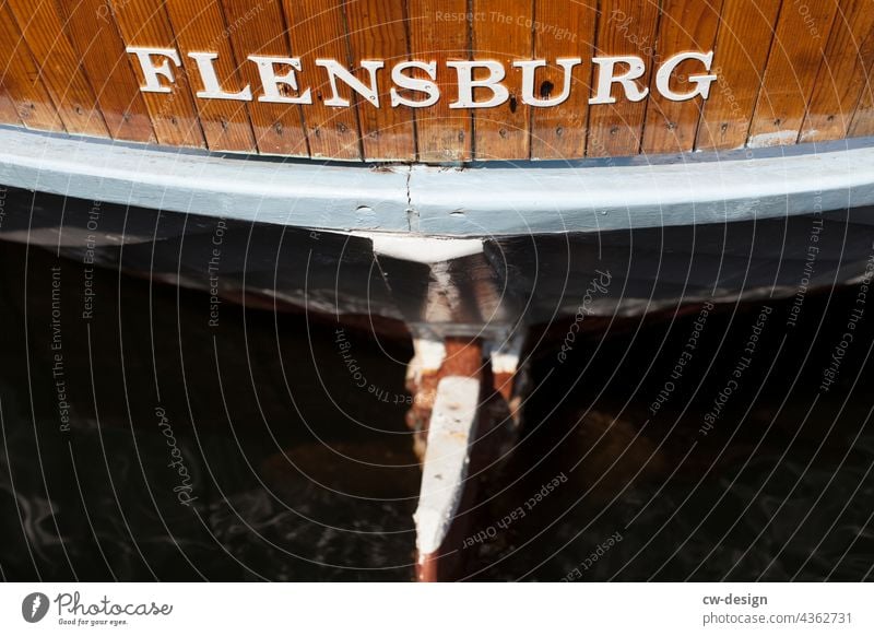 FLENSBURG Flensburg Boot Schiff Schifffahrt Schiffsheck Schiffsrumpf Wasser Wasserfahrzeug Wasseroberfläche Wasserspiegelung Sommer Bootsfahrt bootfahren