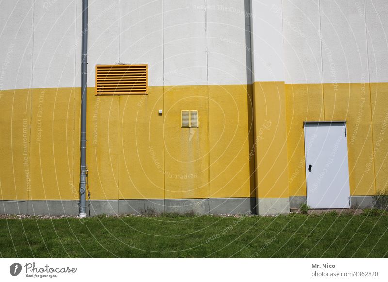 dreifarbig weiß gelb grün Halle Gebäude Lagerhalle Lagerhaus Tür Notausgang Fassade Warenlager Fabrikhalle Güterverkehr & Logistik Lüftungsschacht