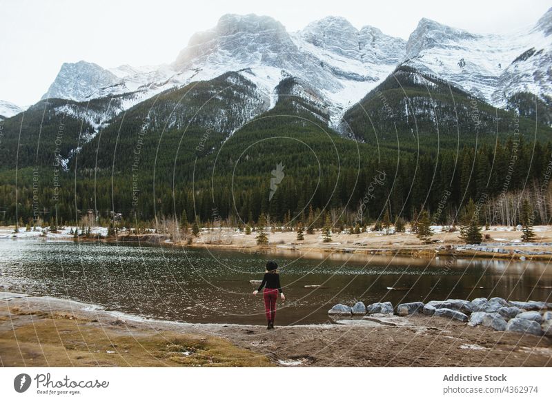 Einsamer Reisender in der Nähe eines Bergsees Frau Berge u. Gebirge See Natur Landschaft allein Umwelt Fernweh erkunden reisen Tourismus Banff National Park