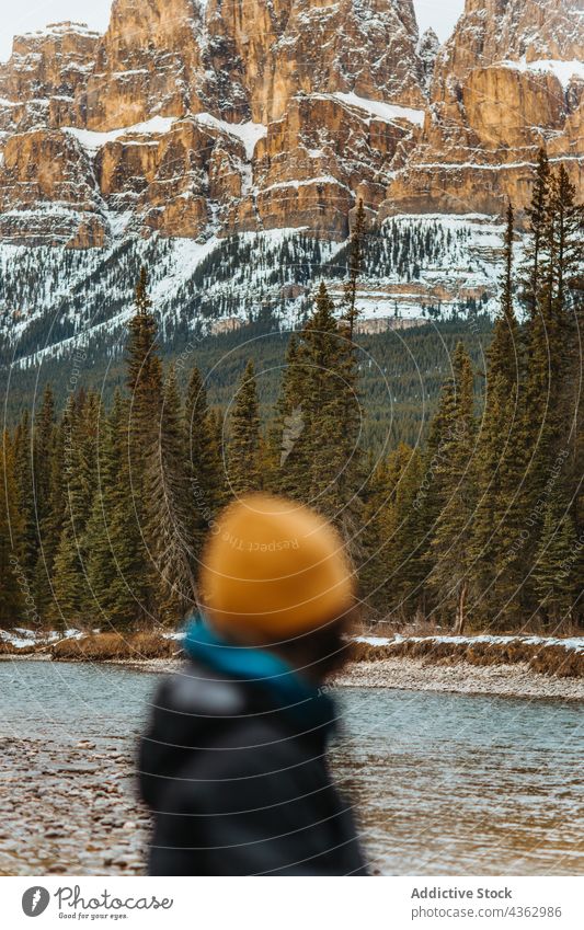 Unbekannter Tourist bewundert Berg und Wald bewundern Berge u. Gebirge Ufer Fluss Natur Baum Schnee nadelhaltig Burgberg Banff National Park Alberta Kanada