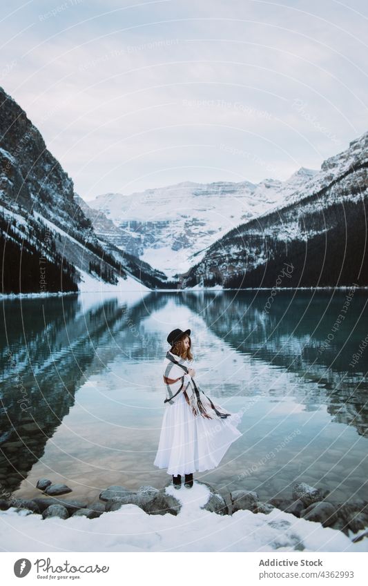 Frau steht auf See im Winter Ufer Berge u. Gebirge Natur stehen Schnee kalt reisen Lake Luise Banff National Park Alberta Kanada Wasser Sauberkeit Kamm