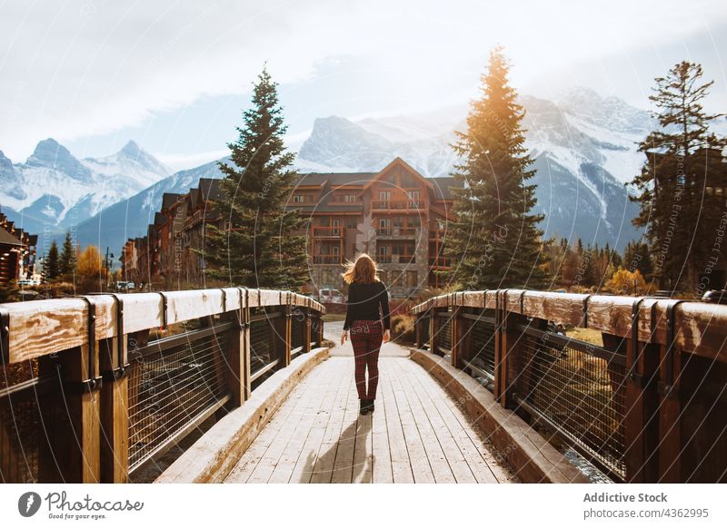 Frau bewundert Berglandschaft von Holzsteg aus Reisender Berge u. Gebirge Natur Brücke Herbst Landschaft erkunden Umwelt reisen Tourismus Banff National Park