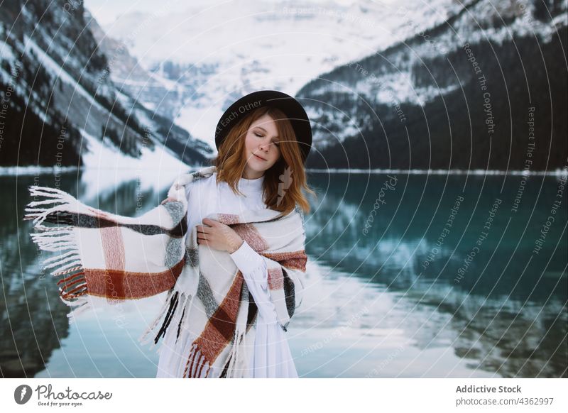 Frau steht in der Nähe von See im Winter Ufer Berge u. Gebirge Natur stehen Schnee kalt reisen Lake Luise Banff National Park Alberta Kanada Wasser Sauberkeit