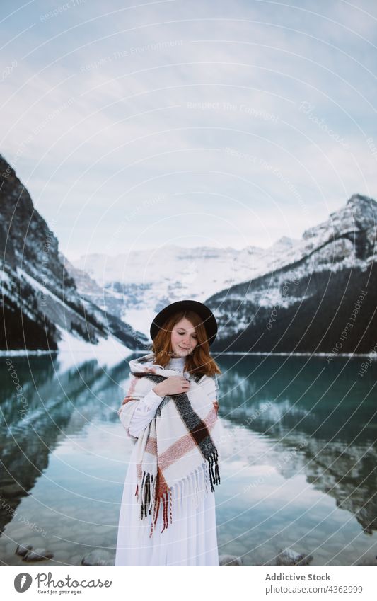 Frau steht in der Nähe von See im Winter Ufer Berge u. Gebirge Natur stehen Schnee kalt reisen Lake Luise Banff National Park Alberta Kanada Wasser Sauberkeit