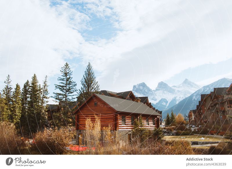 Holzhäuser am Flussufer in bergigem Terrain Haus Berge u. Gebirge Herbst Landschaft Natur Umwelt Hochland hölzern malerisch reisen Tourismus Banff National Park