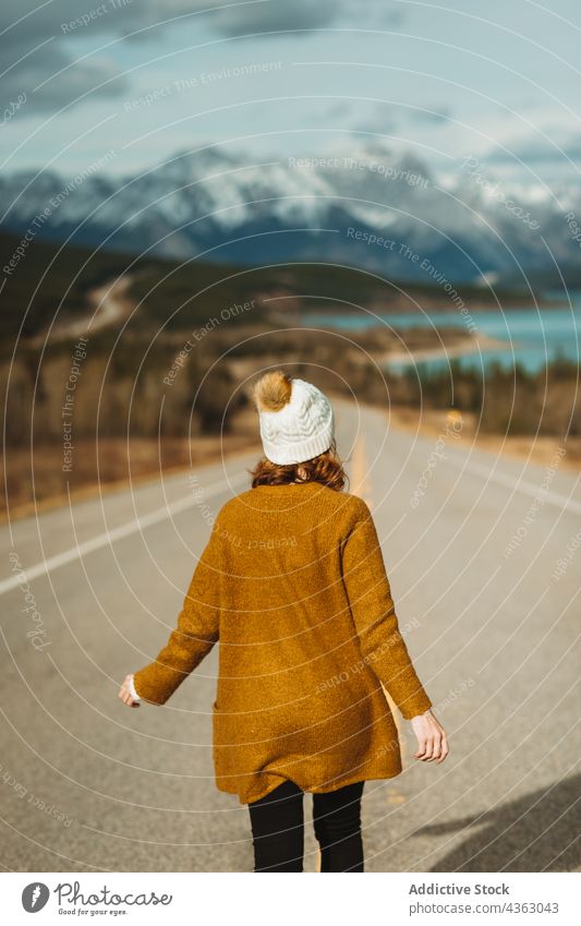 Anonyme Frau, die auf einer asphaltierten Straße auf dem Lande geht Spaziergang Landschaft Reisender Ausflug Wochenende Berge u. Gebirge Natur