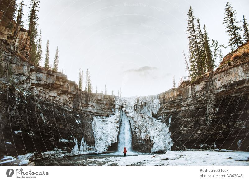Reisende in der Nähe eines Wasserfalls im Winter Reisender bewundern Klippe Schnee kalt Natur Ausflug Saison Mondsichelfälle Banff National Park Alberta Kanada
