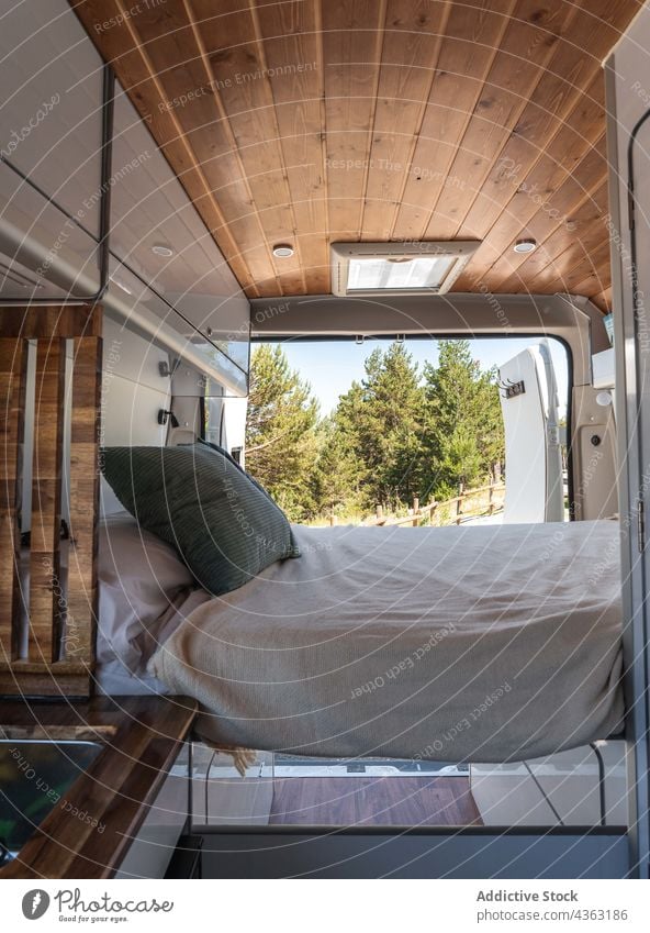 Gemütlicher Innenraum des Vans mit Bett Kleintransporter Innenbereich Wohnwagen reisen weich Kissen gemütlich Wohnmobil Komfort Wald Natur Schlafzimmer Decke