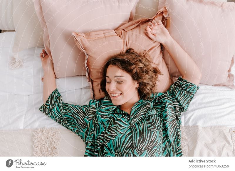 Ruhige Frau liegt zu Hause auf dem Bett Lügen ruhen Kälte heimwärts heimisch Schlafzimmer Gelassenheit friedlich Komfort Windstille sich[Akk] entspannen