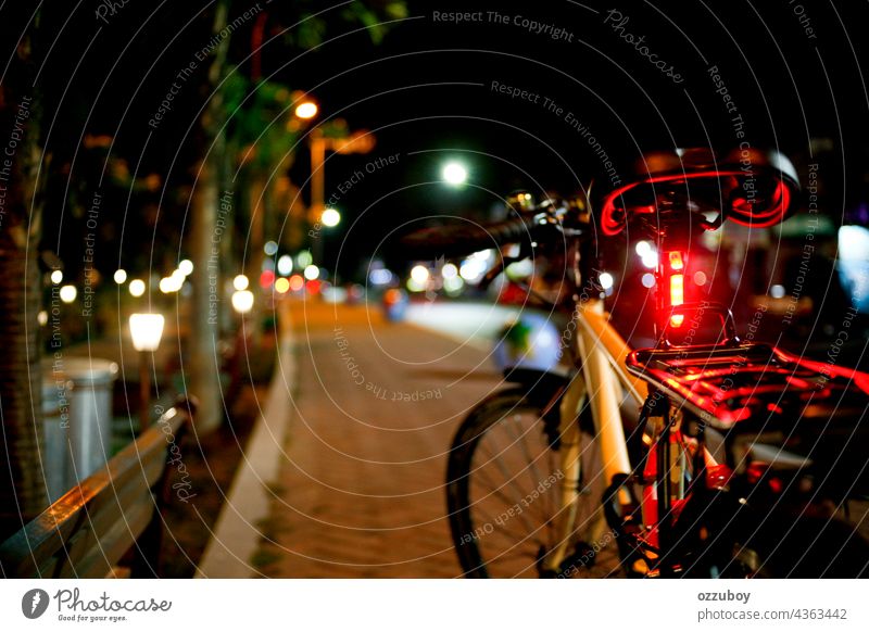 Fahrrad in der Seitenstraße bei Nacht Straße Großstadt Transport im Freien reisen Verkehr Licht urban Lifestyle beleuchtet Zyklus Sport dunkel horizontal