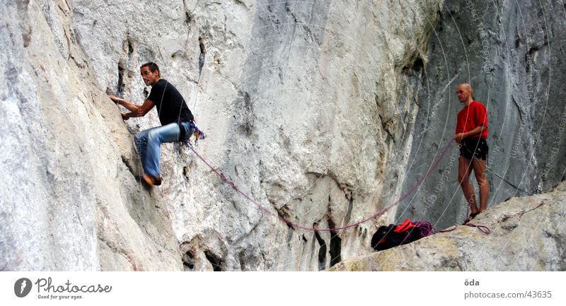 Klettern&Sichern Mann Haken Sturz fallen Vorstieg retten gefährlich Extremsport Seil Felsen Karabiner Stein stehen Schlappseil bedrohlich