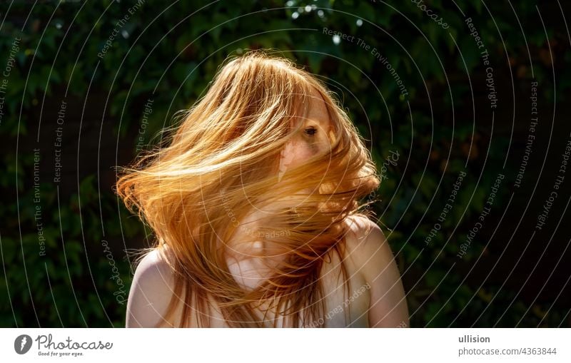 Sensual sexy Porträt der schönen rothaarigen Frau schüttelt ihr Haar im Freien mit Efeu Hintergrund, Kopie Raum lang Behaarung stylisch wellig sinnlich Energie