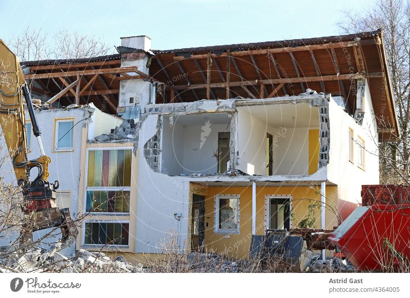 Abriss von einem beschädigten Haus in Deutschland haus bauwerk abriss wasserschaden hochwasser einsturz einsturzgefährdet erdbeben alt abreißen bagger