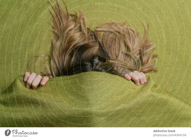 Langhaarige Frau versteckt sich unter grünem Tuch Farbe Deckblatt Tierhaut helles Haar lange Haare Stoff Behaarung Gewebe Deckung Rätsel Konzept pflanzlich Dame