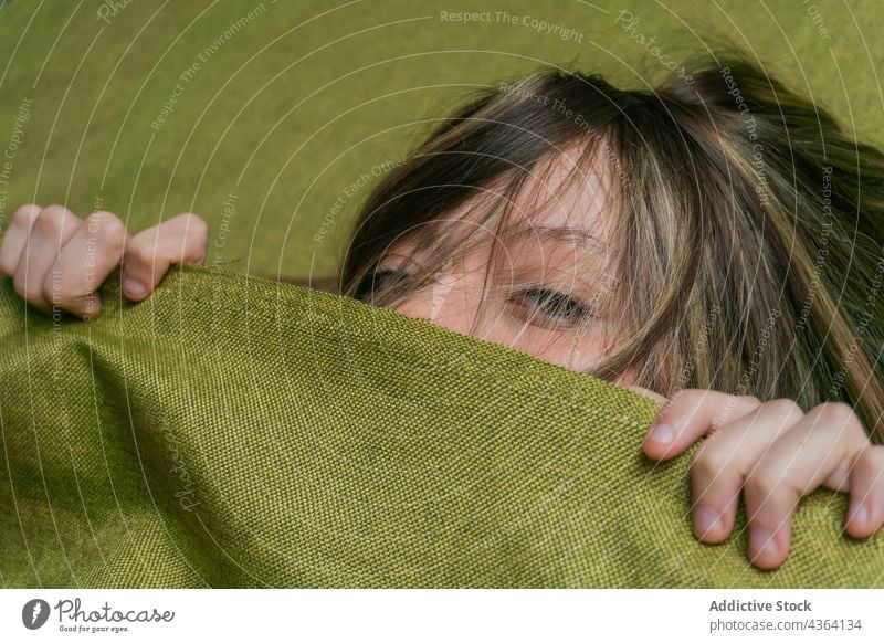 Junge Frau mit grünen Augen schaut in die Kamera grüne Augen Farbe Menschliches Gesicht Starrer Blick starren Schönheit Porträt Deckblatt Tierhaut Stoff