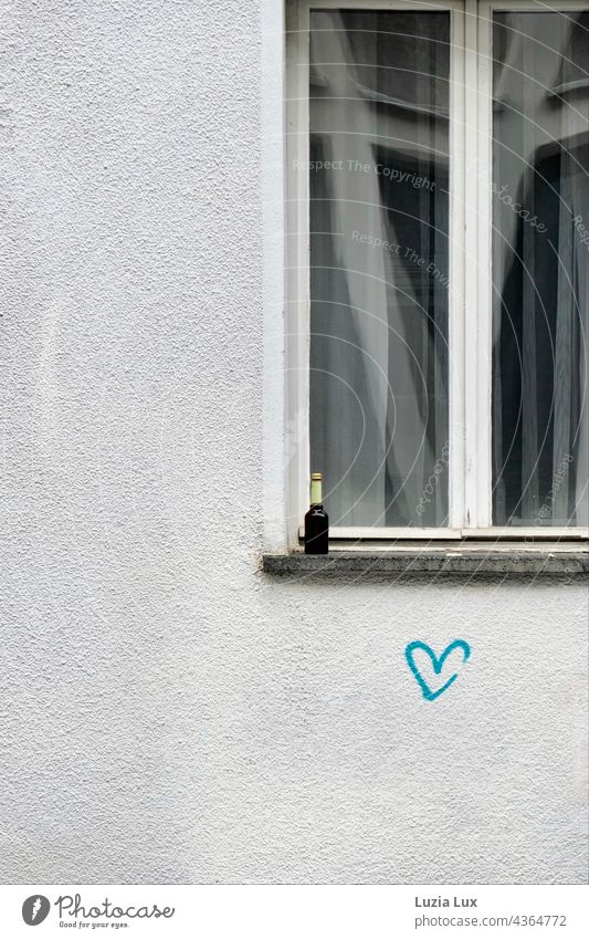 Stillleben mitten in der Stadt Fenster Graffiti Herz Liebe Gefühle Wand Mauer Verliebtheit Romantik Schriftzeichen Außenaufnahme Farbfoto Zeichen Menschenleer