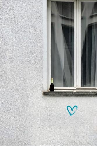 Stillleben mitten in der Stadt Fenster Graffiti Herz Liebe Gefühle Wand Mauer Verliebtheit Romantik Schriftzeichen Außenaufnahme Farbfoto Zeichen Menschenleer