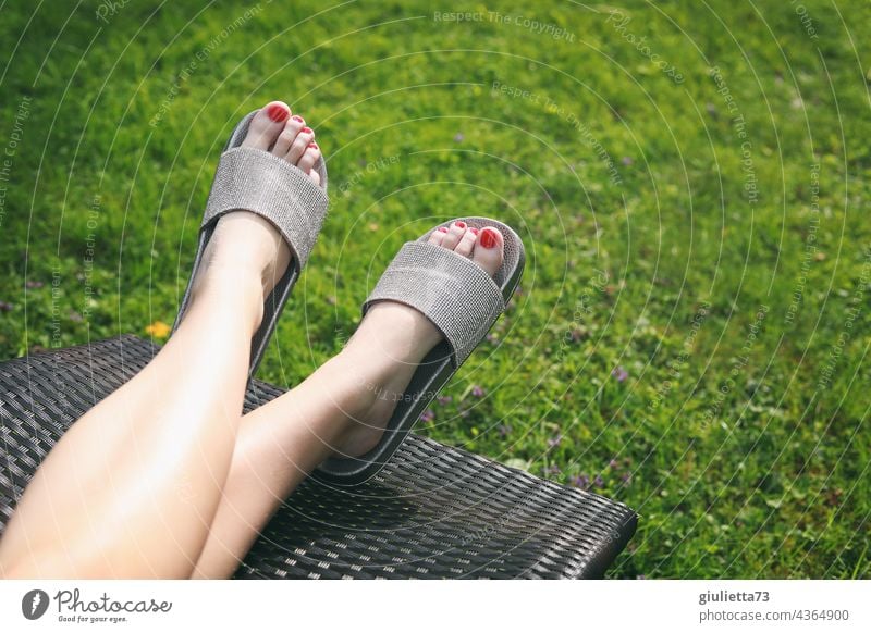Nahaufnahme der weiblichen Füße in Glitzer-Badesandalen, Sonnenbad auf der Gartenliege relaxen Erholung Ferien & Urlaub & Reisen Auszeit Füße hoch