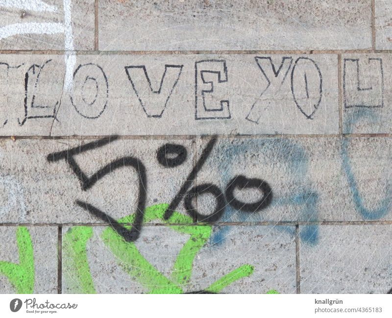 Love you 5 ‰ Liebe Graffiti Humor Wand Mauer Fassade Gefühle witzig Promille Schriftzeichen Außenaufnahme Farbfoto Menschenleer Stadt Kommunizieren Tag grau