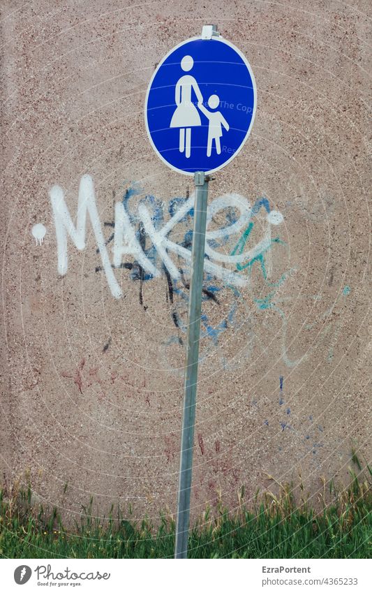 Family Familie & Verwandtschaft make machen Wand Schild Mutter Kind Frau Zusammensein Schriftzeichen Wort Graffiti Verkehrsschild blau grau Menschen