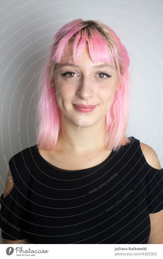 Junge Frau mit rosa Haaren pinke haare Haare & Frisuren jugendlich trendy schön Mensch Jugendliche feminin Hipster 18-30 Jahre Lifestyle Mode Design Porträt