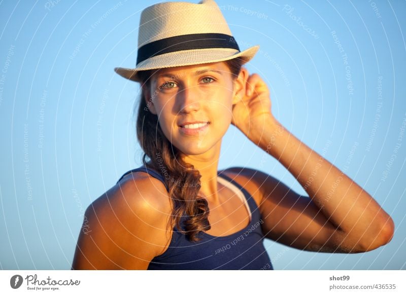 Frau mit Hut am Strand von Venice Beach Blick Lächeln Erholung genießen Tanktop blau Ferien & Urlaub & Reisen Kalifornien Los Angeles USA Wasser Sand Abendsonne