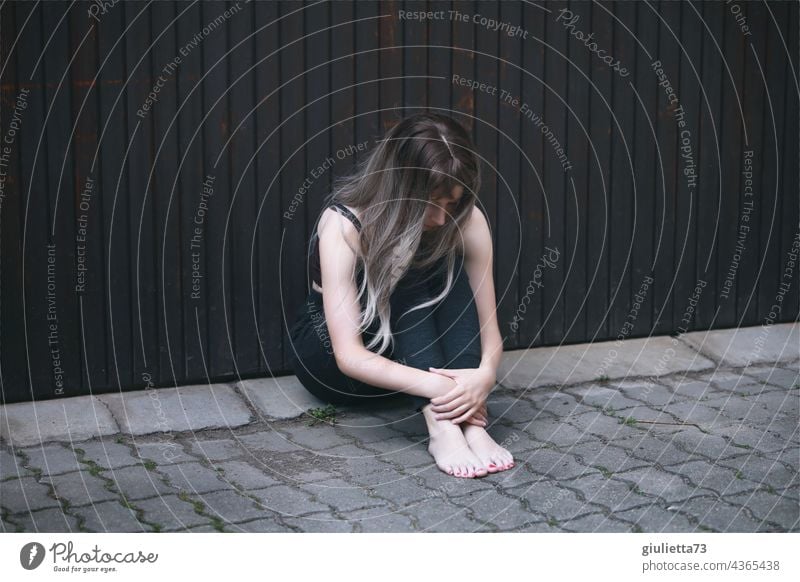 Porträt eines Teenager Mädchens, draussen auf dem Boden sitzend, allein, traurig, hoffnungslos Frau Pubertät Junge Frau 1 Jugendliche Mensch 13-18 Jahre