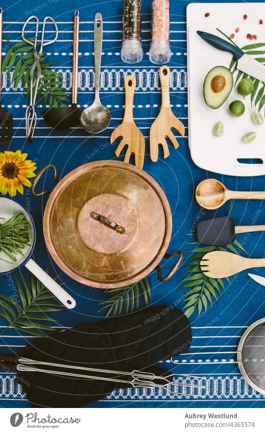 flache Ablage von Campingkochutensilien auf einem Picknicktisch blau Essen zubereiten Kochgeschirr kulinarisch flache Verlegung Lebensmittel Küche Mahlzeit