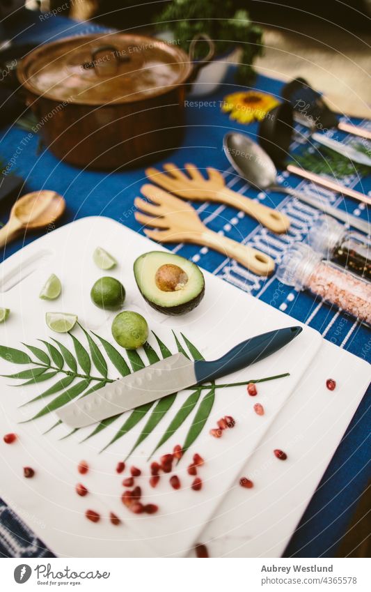 flache Anordnung von stilisierten Kochutensilien auf einem Picknicktisch Avocado blau Camping Küchenchef Essen zubereiten Kochgeschirr kulinarisch Schneidebrett