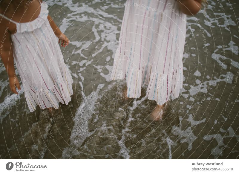 Mädchen in passenden Kleidern mit Füßen im Meer 0-5 5-10 Strand Kalifornien krause Haare fallen Familie Fuß Landschaft wenig im Freien Pazifikstrand Menschen