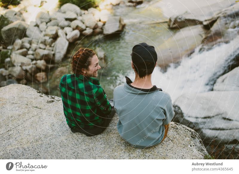Mann und Frau mit Blick auf einen Wasserfall Erwachsene amerika Kalifornien Paar kuscheln Kultur Ausflugsziel Erkundung erkunden erkundend Wald frisch Riese
