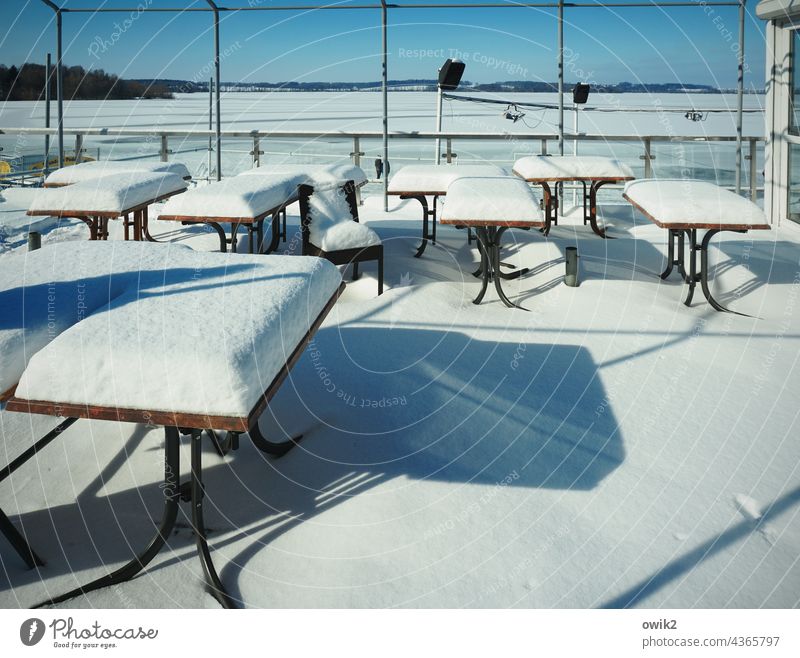 Eiscafé Terasse tief verschneit Idylle Schneehaube Februar schweigen Himmel Schneelandschaft ruhig gefroren winterfest frostig geschlossen Landschaft Tag weiß