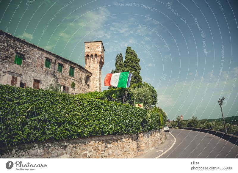 Alte Burg mit italienischer Flagge Italien italienische Flagge Farbfoto Italienurlaub alt Altstadt Mauer historisch