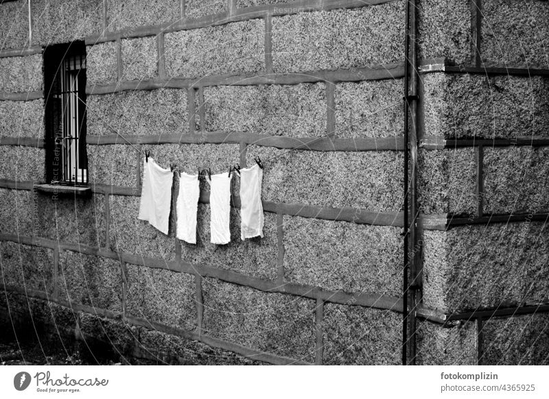Wäscheleine an Hauswand trocknen Mauer aufhängen Häusliches Leben Haushaltsführung Alltagsfotografie Sauberkeit Wäsche waschen Handtücher Tücher Handtuch Seil