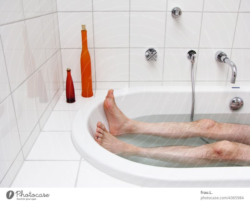 In der Badewanne liegen Mann baden Beine Erholung Wasser Sauberkeit Körperpflege Badezimmer Wellness