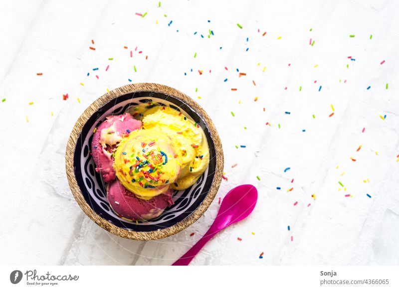 Vanille und Erdbeereis mit Zuckerstreusel in einer Schüssel. Draufsicht Vanilleeis Dessert Speiseeis Sommer süß Lebensmittel lecker kalt Ernährung Süßwaren