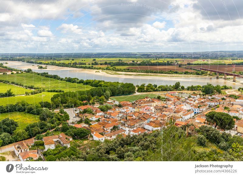 Die Architektur von Santarem, umgeben von grünen Feldern und dem Fluss Tejo, Portugal santarem tagus Großstadt Brücke Stadt Ansicht Sommer Bento Gebäude
