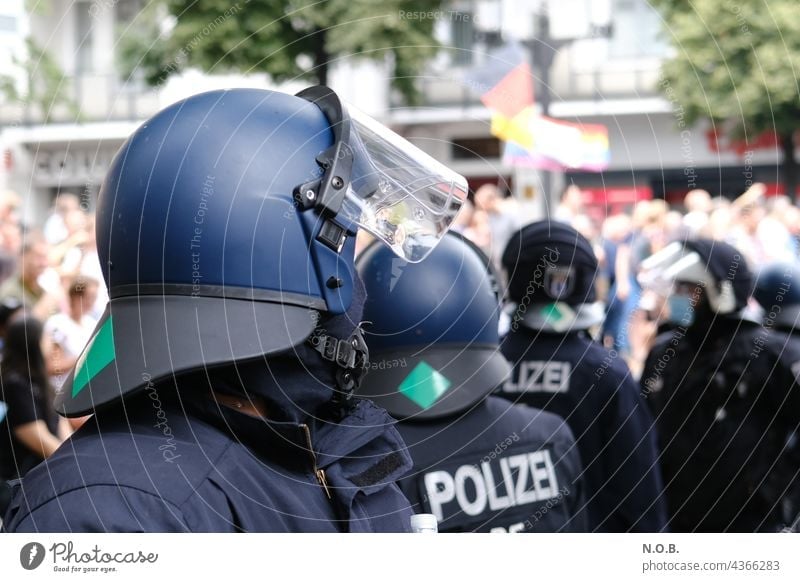 Polizist mit Helm von der Seite Polizei kampfmontur riot Demonstration Querdenker querdenken Kampfanzug polizeihelm demo corona Sicherheit Politik & Staat